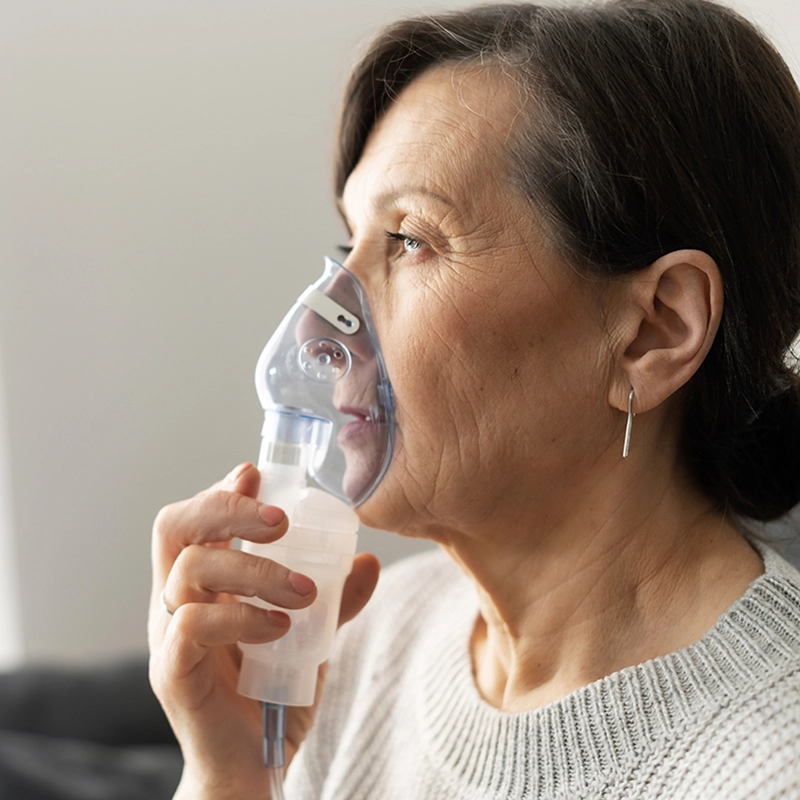 woman using oxygen mask